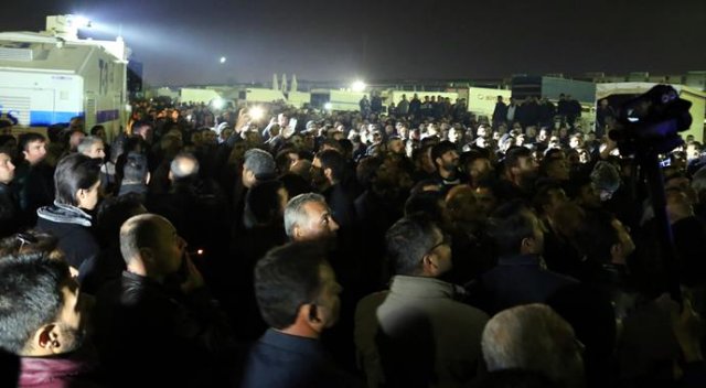 Antalya'da çiftçi hal kapılarını kapattı, eylem yaptı Antalya'da çiftçi hal kapılarını kapattı, eylem yaptı