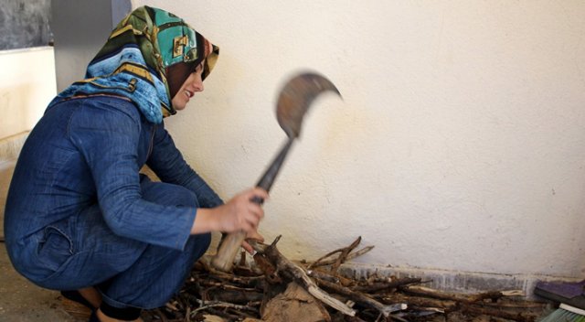 Ayşe öğretmen odun topluyor, sobayı yakıyor, sınıfları temizliyor Ayşe öğretmen odun topluyor, sobayı yakıyor, sınıfları temizliyor