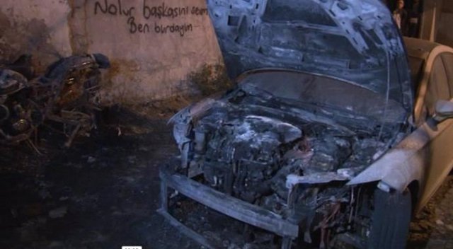 Bağcılar’da 5 aracı ateşe verdiler
