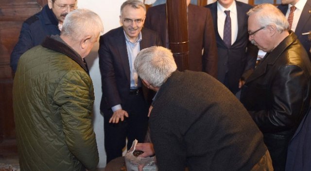 Bakan Ağbal’ın elinden ’kestane kebap’ Bakan Ağbal’ın elinden ’kestane kebap’