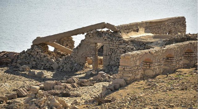 Barajda sular çekilince 61 yıllık fabrika ortaya çıktı Barajda sular çekilince 61 yıllık fabrika ortaya çıktı
