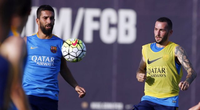 Barcelona Aleix Vidal&#039;in yerine Srna&#039;yı gündeme aldı