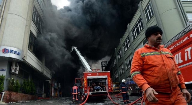 Bayrampaşa'daki yangına 71 araç müdahale etti Bayrampaşa'daki yangına 71 araç müdahale etti
