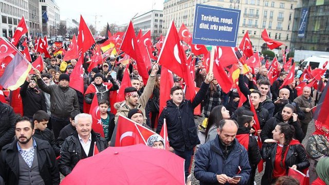 Berlin&#039;de &#039;Teröre Lanet Demokrasiye Davet&#039; gösterisi
