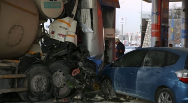 Beton mikseri benzin istasyonuna daldı! 5 yaralı