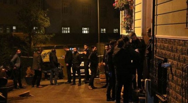 Beyoğlu’nda silahlı kavga: 1 ölü, 2 yaralı Beyoğlu’nda silahlı kavga: 1 ölü, 2 yaralı
