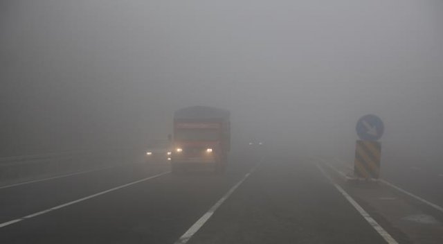 Bolu Dağı&#039;nda sis görüş mesafesini 15 metreye düşürdü