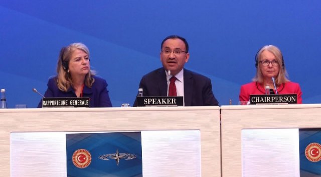 Bozdağ HDP'lileri topa tutarken HDP'li vekil tepki gösterdi Bozdağ HDP'lileri topa tutarken HDP'li vekil tepki gösterdi