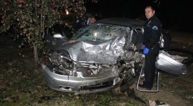 Bursa'da feci kaza: 1 ölü, 2 yaralı Bursa'da feci kaza: 1 ölü, 2 yaralı