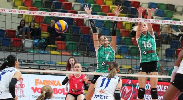 Bursaspor evinde Balıkesir Büyükşehir Belediyespor'u 3-0 yendi Bursaspor evinde Balıkesir Büyükşehir Belediyespor'u 3-0 yendi