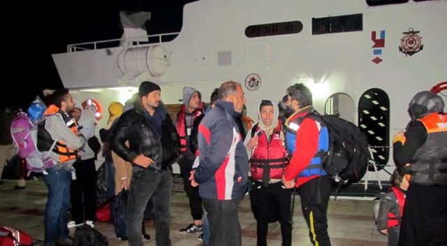 Çeşme&#039;de lastik botta 42 kaçak yakalandı