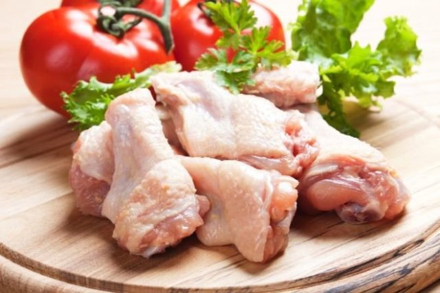 Çiğ tavuğu pişirmeden önce sakın yıkamayın