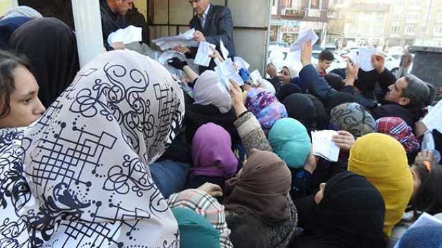 Çorum'da sığınmacılara pirinç dağıtımında izdiham Çorum'da sığınmacılara pirinç dağıtımında izdiham