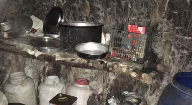 Çukurca'da PKK'lılara ait 4 sığınak bulundu Çukurca'da PKK'lılara ait 4 sığınak bulundu
