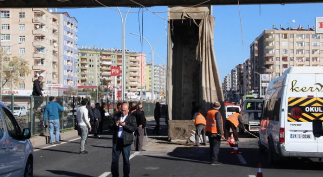Damperi açılan kamyon üst geçide çarptı: 3 yaralı