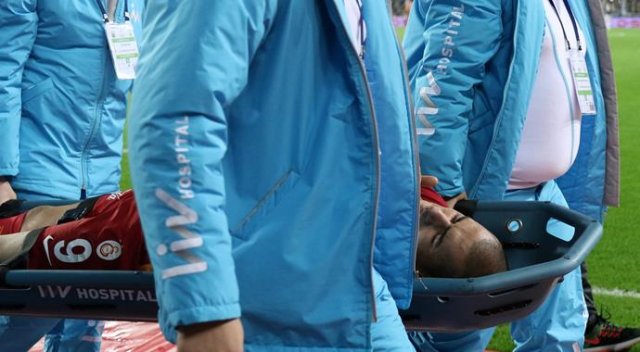 Derbide sakatlanan Eren Derdiyok hastaneye kaldırıldı Derbide sakatlanan Eren Derdiyok hastaneye kaldırıldı