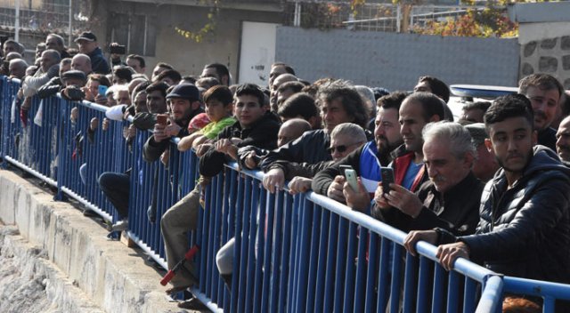 Dereden çıkarılan cesedi görmek için sıraya girdiler!