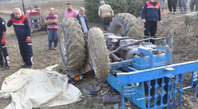 Devrilen traktörün altında hayatını kaybetti Devrilen traktörün altında hayatını kaybetti