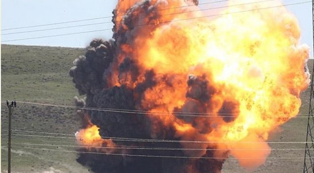 Diyarbakır'da bomba yüklü araç imha edildi Diyarbakır'da bomba yüklü araç imha edildi
