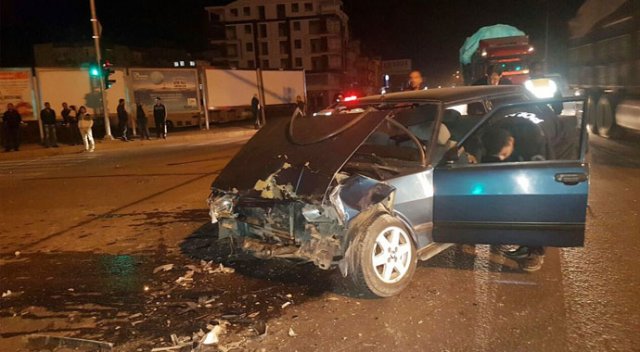 Düğüne giden otomobille cenazeye giden araç çarpıştı Düğüne giden otomobille cenazeye giden araç çarpıştı