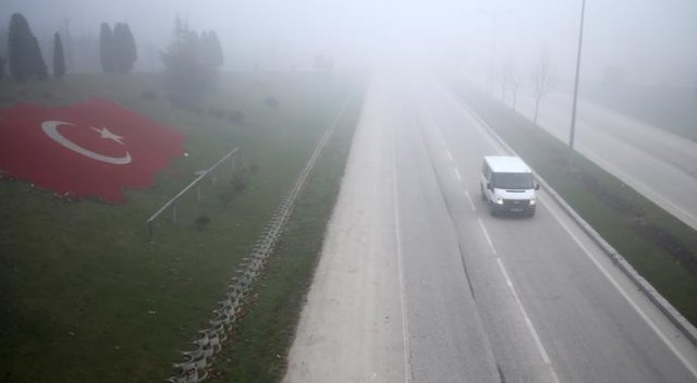 Düzce'de sis görüş mesafesini 20 metreye düşürdü Düzce'de sis görüş mesafesini 20 metreye düşürdü