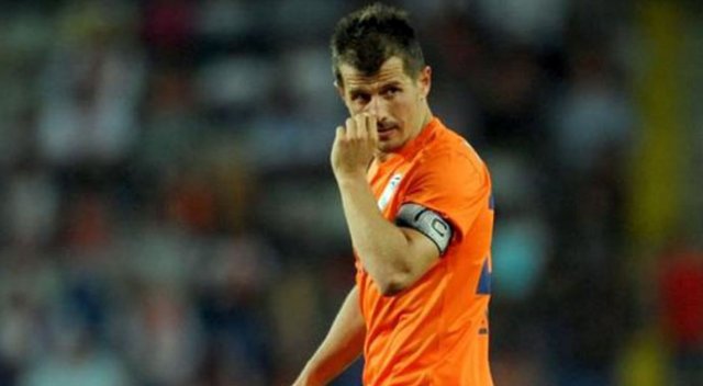 Emre Belözoğlu sakatlandı