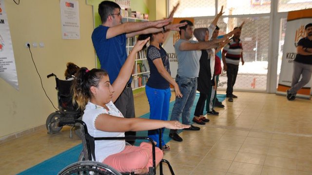 Engelliler savunma sporu öğreniyor Engelliler savunma sporu öğreniyor