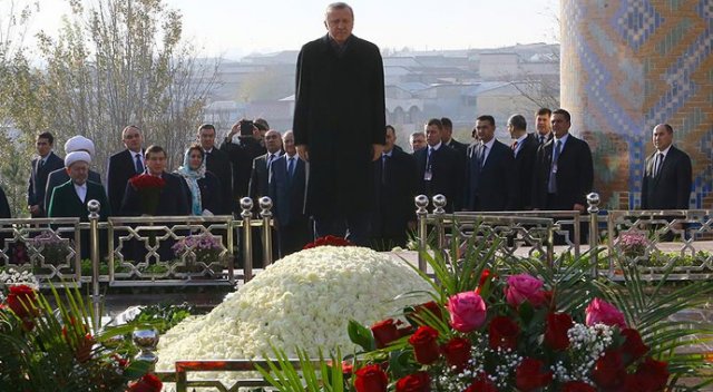 Erdoğan Kerimov'un Semerkant'ta bulunan kabrini ziyaret etti Erdoğan Kerimov'un Semerkant'ta bulunan kabrini ziyaret etti