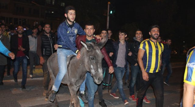 Eşek sırtında galibiyet kutlaması
