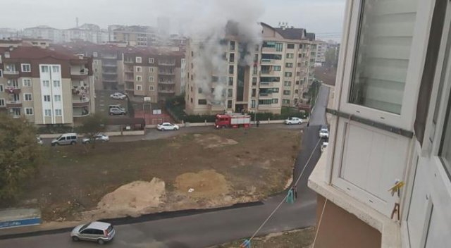 Ev sahipleri uyurken, itfaiye yangına balkondan müdahale etti Ev sahipleri uyurken, itfaiye yangına balkondan müdahale etti