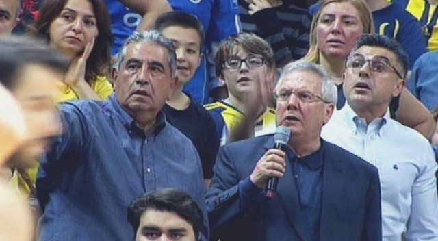Fenerbahçe taraftarlarını Aziz başkan mikrofonla uyardı Fenerbahçe taraftarlarını Aziz başkan mikrofonla uyardı