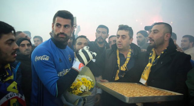 Fenerbahçeli futbolculara derbi öncesi baklava dopingi Fenerbahçeli futbolculara derbi öncesi baklava dopingi