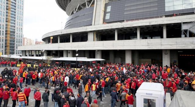 Galatasaray taraftarı, stada giriş yaptı Galatasaray taraftarı, stada giriş yaptı