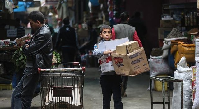 Gazze'de zorlu hayat şartları küçük çocukları çalışmaya zorluyor Gazze'de zorlu hayat şartları küçük çocukları çalışmaya zorluyor