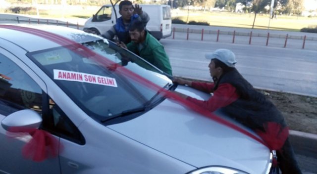 Gelin arabasının yolunu kesip böyle para istediler