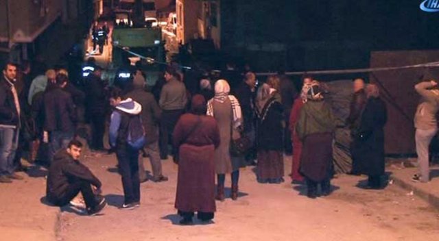 Göçük tehlikesi mahalleliyi sokağa döktü Göçük tehlikesi mahalleliyi sokağa döktü