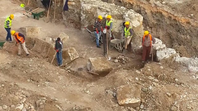 Hatay'da yol çalışmasında tarihi eser bulundu Hatay'da yol çalışmasında tarihi eser bulundu
