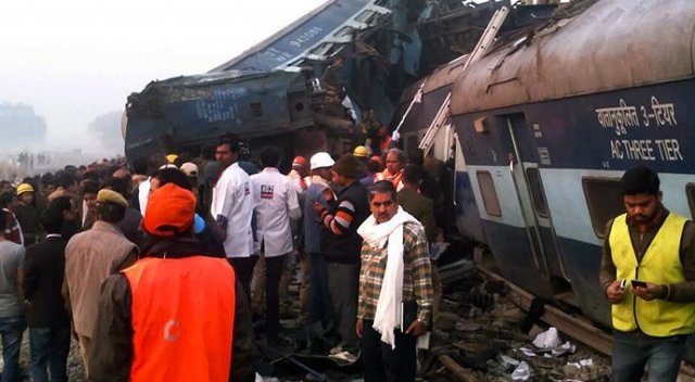Hindistan'da tren kazası: 90 ölü, 150 yaralı Hindistan'da tren kazası: 90 ölü, 150 yaralı