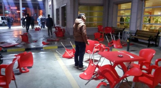 İki aile birbirine girdi: 1’i polis 8 yaralı! İki aile birbirine girdi: 1’i polis 8 yaralı!