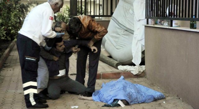 İkinci kattan düşüp ölen annesinin başından ayrılmadı İkinci kattan düşüp ölen annesinin başından ayrılmadı
