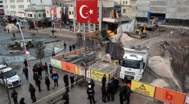 İnşaat çalışmasını izlerken kamyon çarptı, öldü İnşaat çalışmasını izlerken kamyon çarptı, öldü