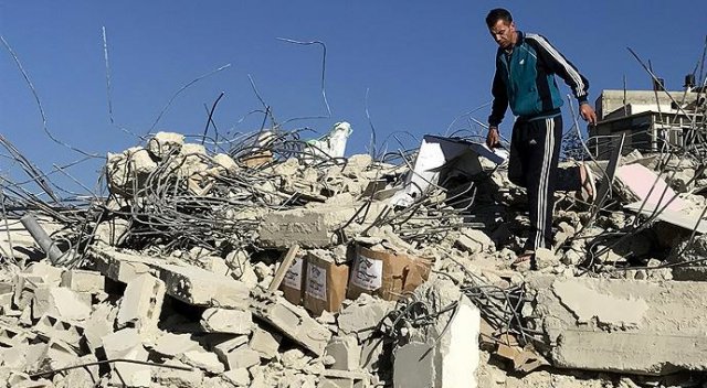 İsrail'in baskıları iki evini yıktırdı İsrail'in baskıları iki evini yıktırdı