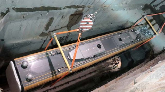 İstanbul'da yeni metro vagonları raylara böyle indirildi İstanbul'da yeni metro vagonları raylara böyle indirildi