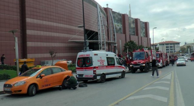 İstanbul'daki dev alış veriş merkezinde yangın çıktı İstanbul'daki dev alış veriş merkezinde yangın çıktı