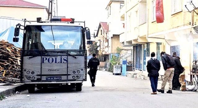 İstanbul'un Ataşehir ilçesinde polis ve halk nöbette