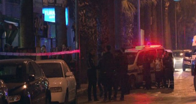 İzmir’de silahlı kavga: 2 ölü, 1’i polis 2 yaralı İzmir’de silahlı kavga: 2 ölü, 1’i polis 2 yaralı