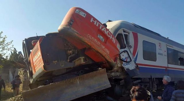 İzmir&#039;de yolcu treni kaza yaptı, onlarca yaralı var