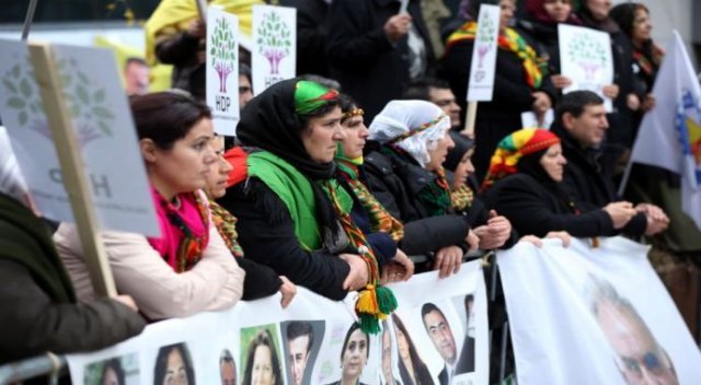 Kaçak HDP'liler Brüksel'de mitingde! Kaçak HDP'liler Brüksel'de mitingde!