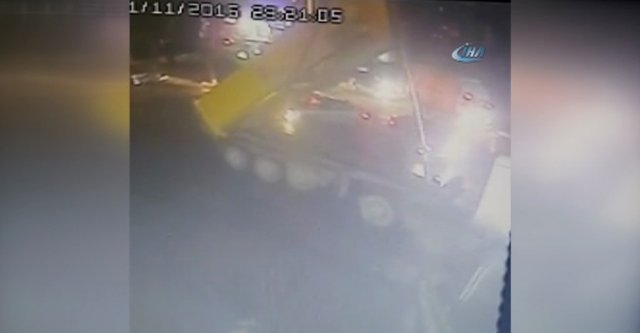 Kadın sürücü kamyonla faciaya davetiye çıkardı Kadın sürücü kamyonla faciaya davetiye çıkardı