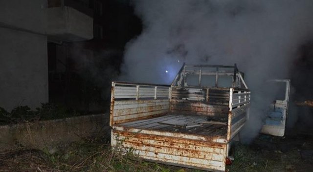 Kamyonet alev alev yandı